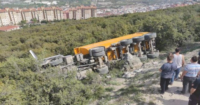 Tır kontrolden çıkıp devrildi, sürücü ölümden döndü