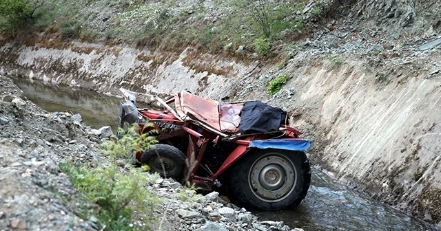 Tokat'ta traktör sulama kanalına devrildi