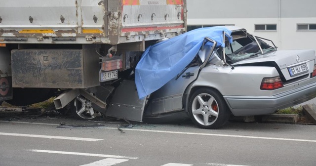 Yeni aldığı otomobili ile tırın altında kaldı