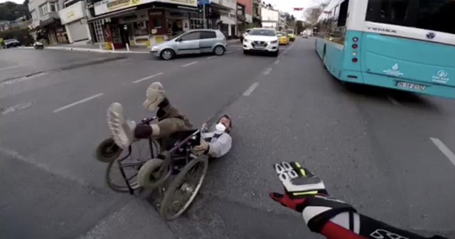 Yola devrilen engelli vatandaş dakikalarca yardım bekledi