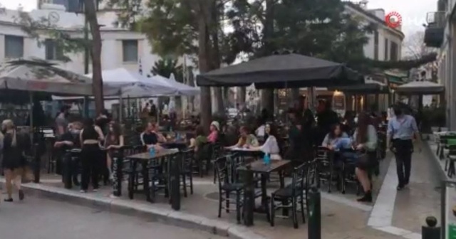 Yunanistan’da halk kafe ve restoranlara akın etti