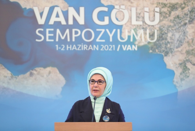 &quot;Van Gölü, ülkemizin gerdanında safir bir kolye gibi parlıyor&quot;