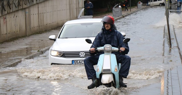 Samsun&#039;u sağanak vurdu, yollar göl oldu