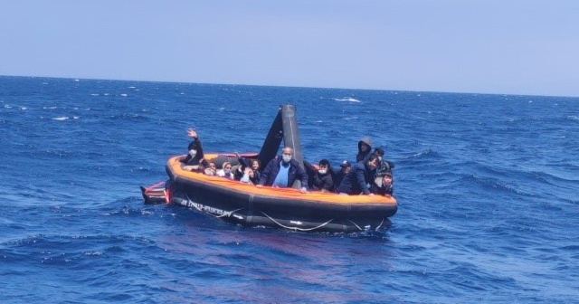 Yunanistan&#039;ın geri ittiği 74 göçmen kurtarıldı