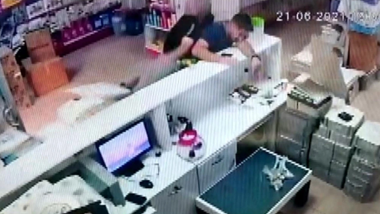Asma kattan oğlunun üzerine düşen esnaf ucuz kurtuldu