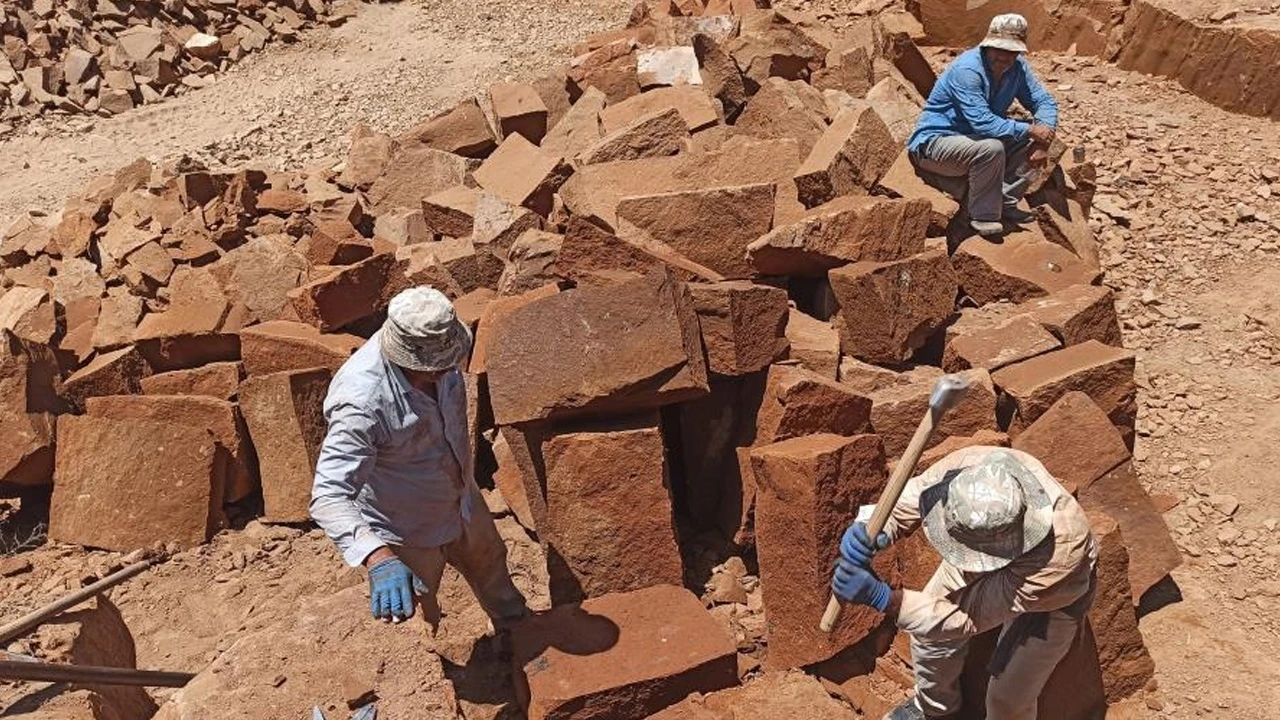 Bitlis&#039;te ekmeklerini &#039;taştan&#039; çıkarıyorlar