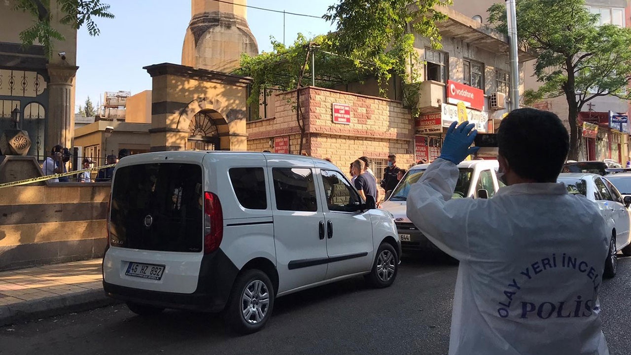 Camide korkunç cinayet!  Katil 80 yaşında