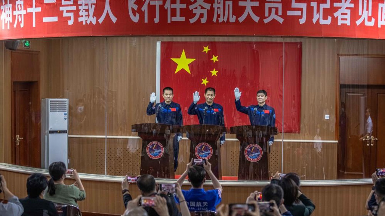 Çin uzaya yollayacağı ilk astronotlarını seçti