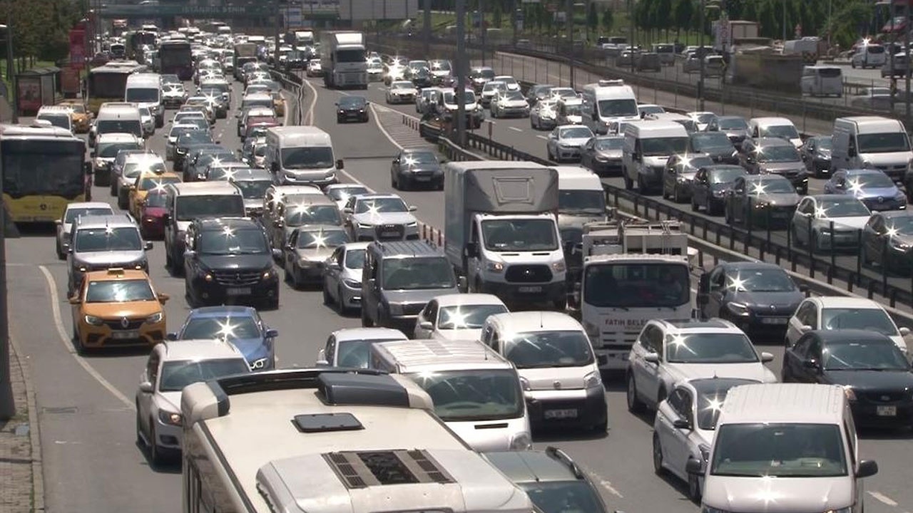 Cumartesi kısıtlaması kalktı: Trafik yeniden arttı