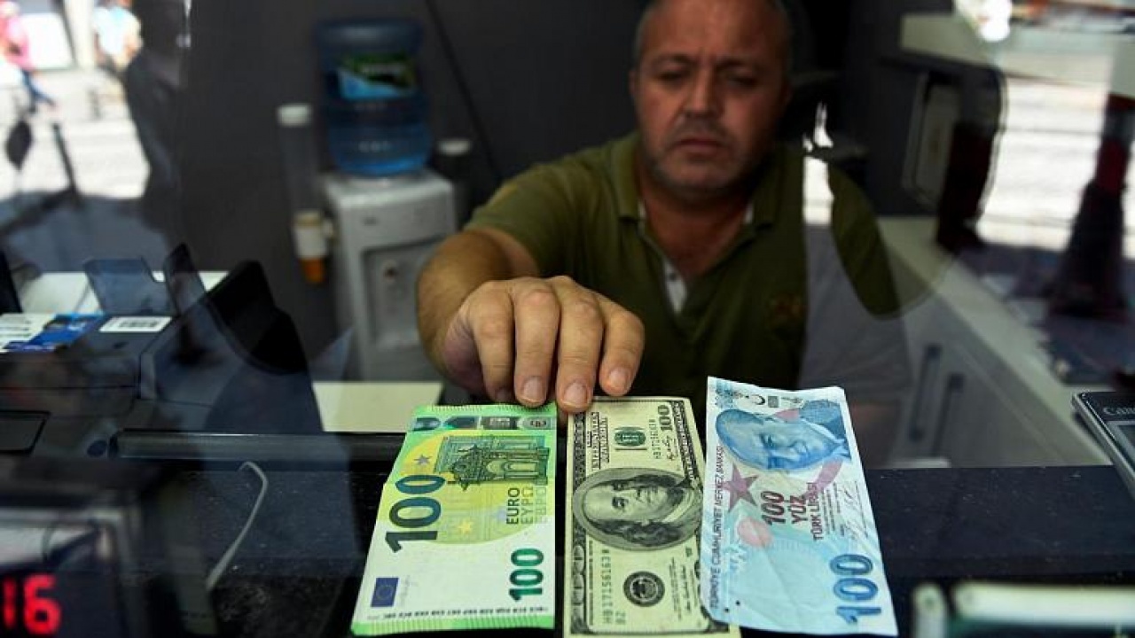 Dolar 8.70&#039;in altına geriledi