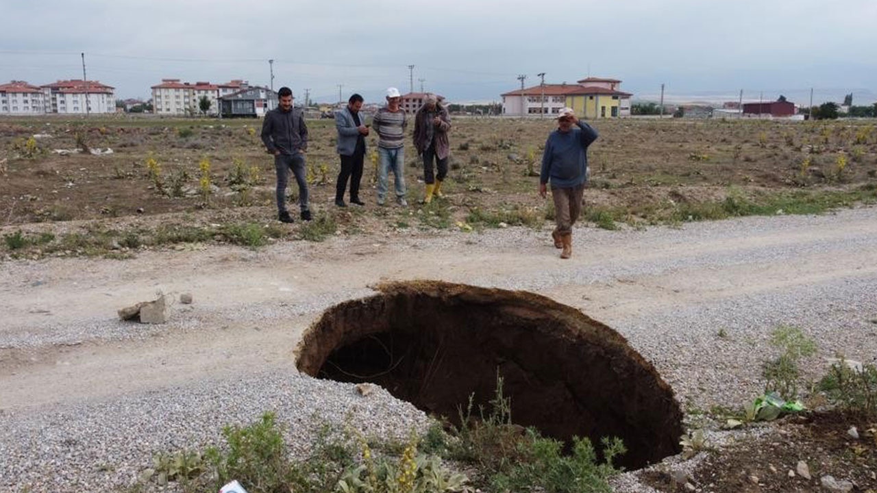 Göçük ve yarıklar depremin habercisi mi?