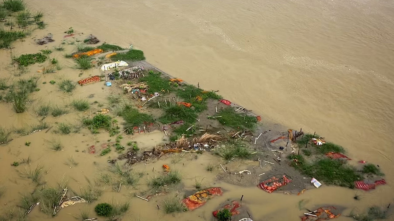 Hindistan&#039;daki Ganj Nehri&#039;nde cesetler yüzdü