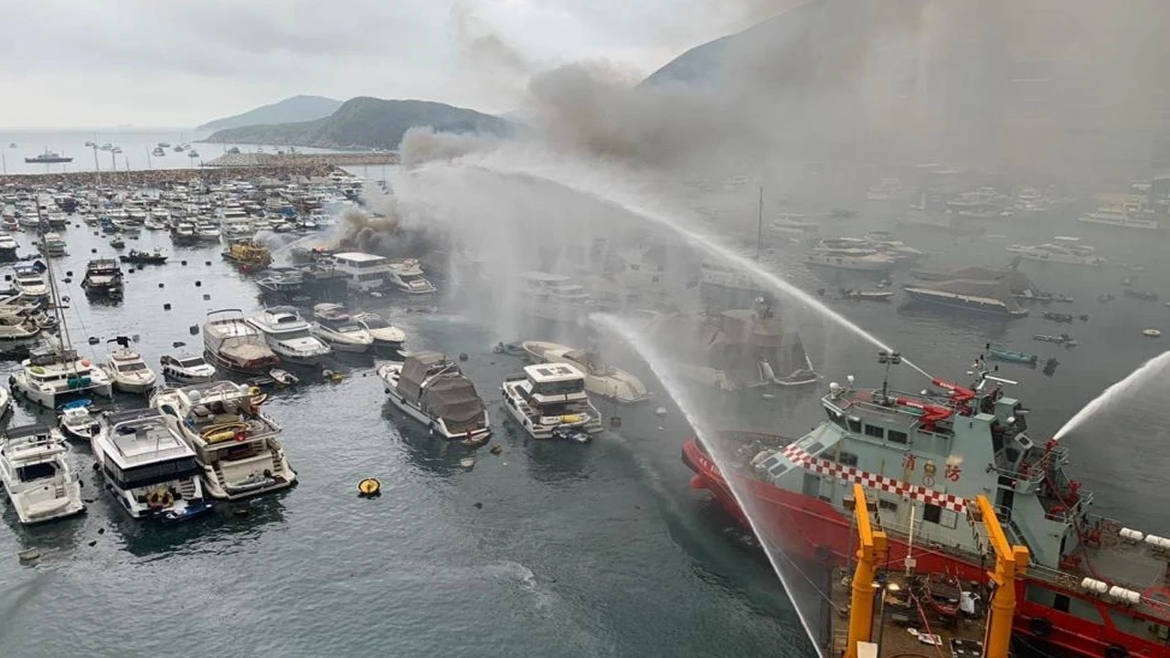 Hong Kong’da yangın: 16 tekne yandı