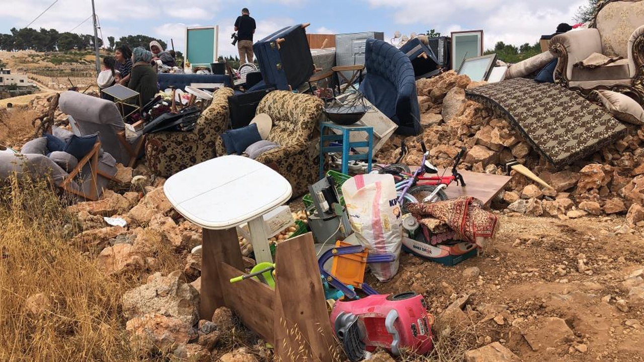 İsrail Filistinli ailenin evini yıktı 30 kişi evsiz kaldı