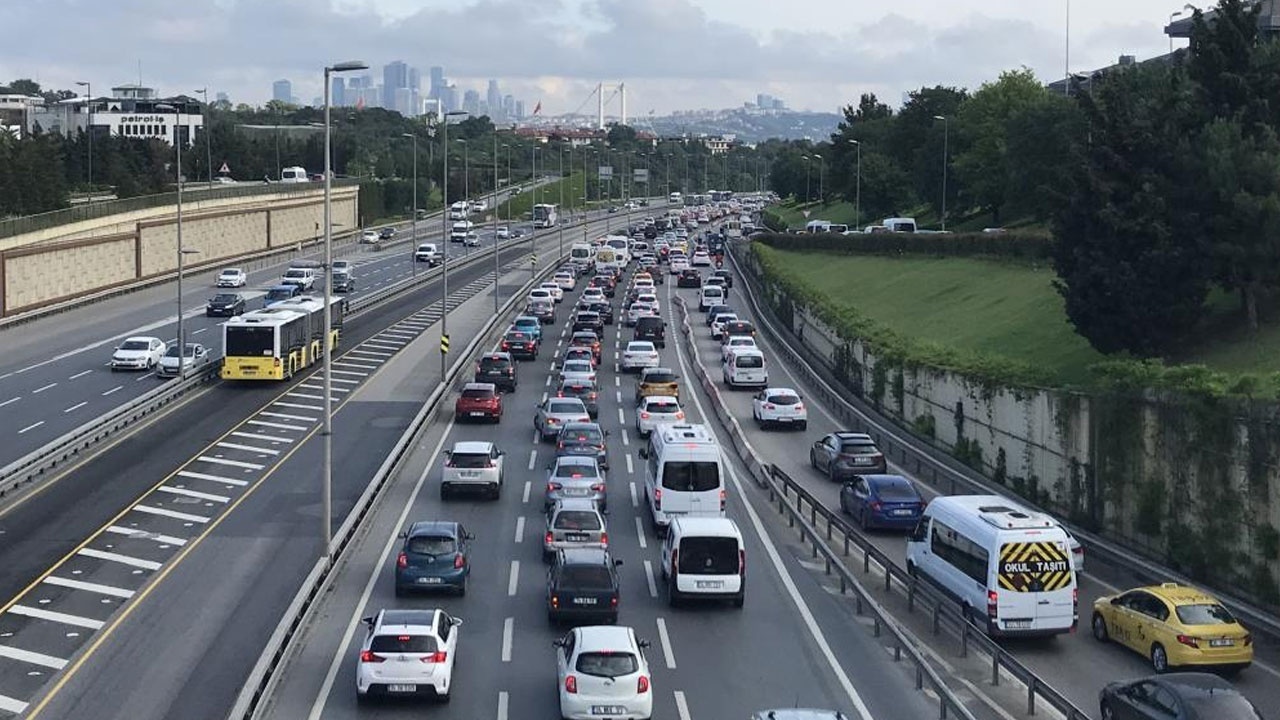 İstanbul&#039;da kısıtlama bitti, trafik kilitlendi