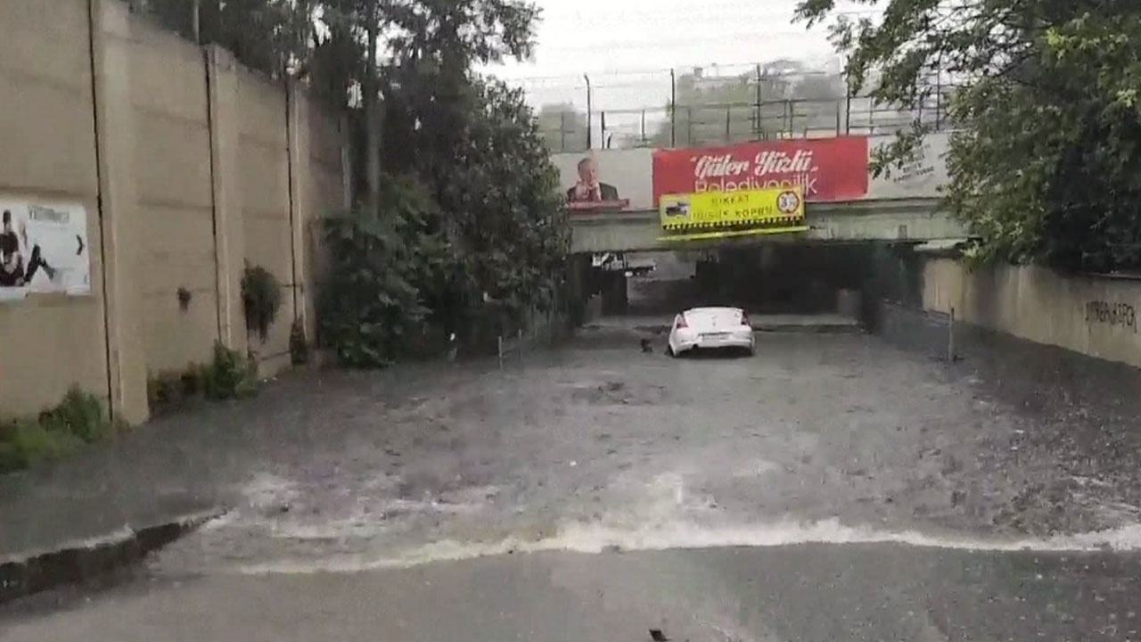 İstanbul'da sağanak yağış! Alt geçitte can pazarı