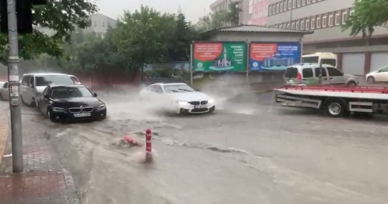 İstanbul’da sağanak kenti felç etti: Arabalar suda kaldı, yollar çöktü