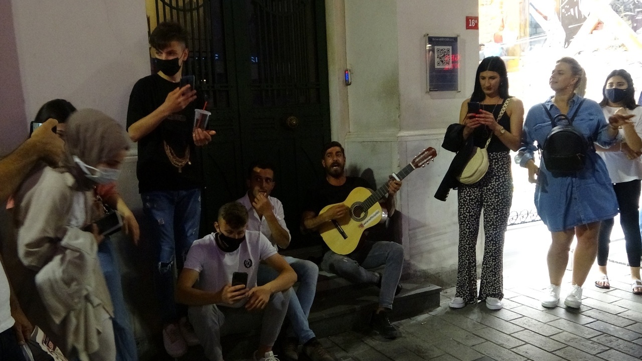 İstiklal Caddesi’nde maske ve mesafe unutuldu, halaylar çekildi