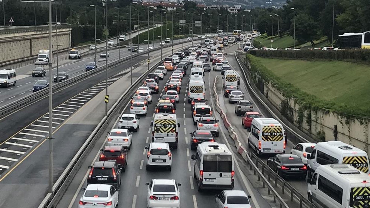 Kısıtlama bitti, trafikte yoğunluk arttı