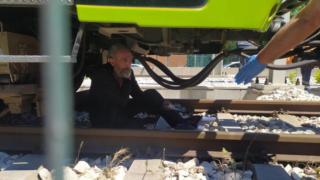 Yaşananlar dehşete düşürdü! Bıçakla metronun altına yattı