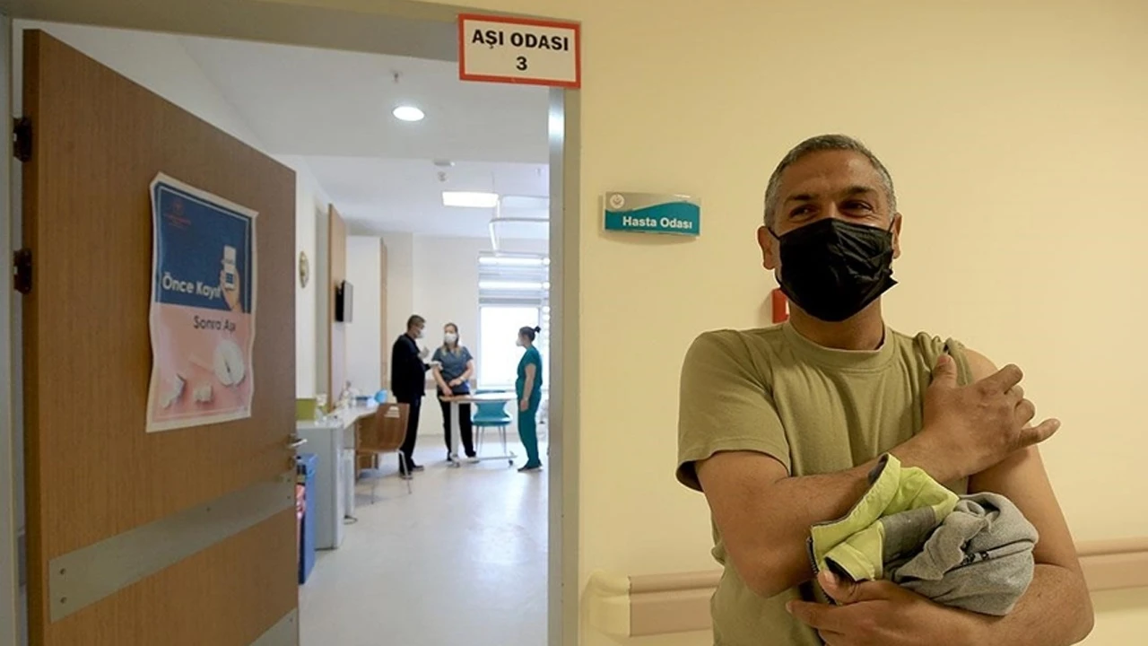Kovid aşısında yeni aşama: SGK'ya kayıtlı çalışanların aşılanması başladı