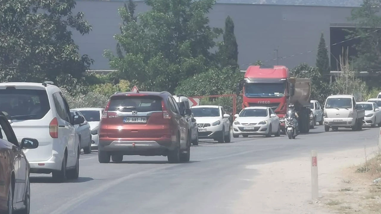 Kuşadası’na yazlıkçı akını! Uzun araç kuyrukları oluştu