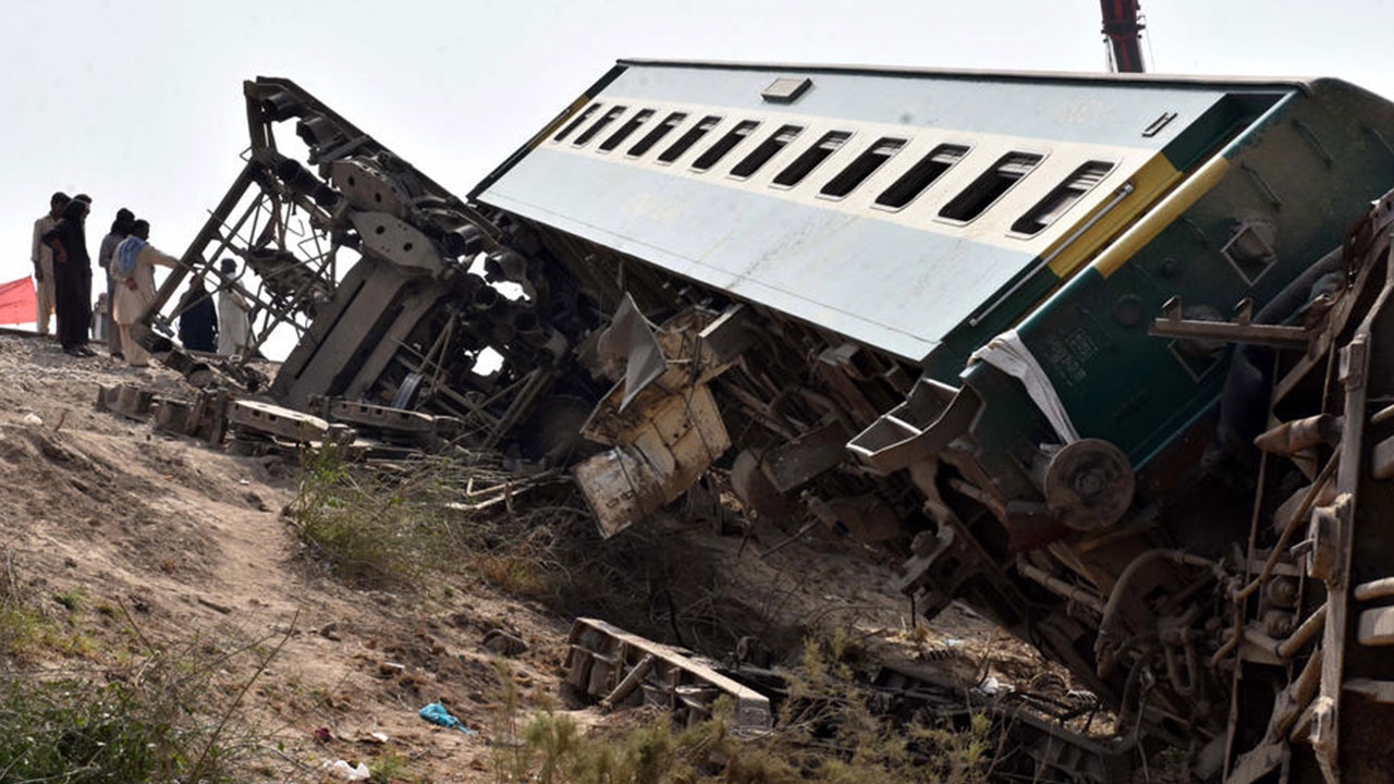 Pakistan&#039;da feci tren kazası: Ölenlerin sayısı 62&#039;ye yükseldi