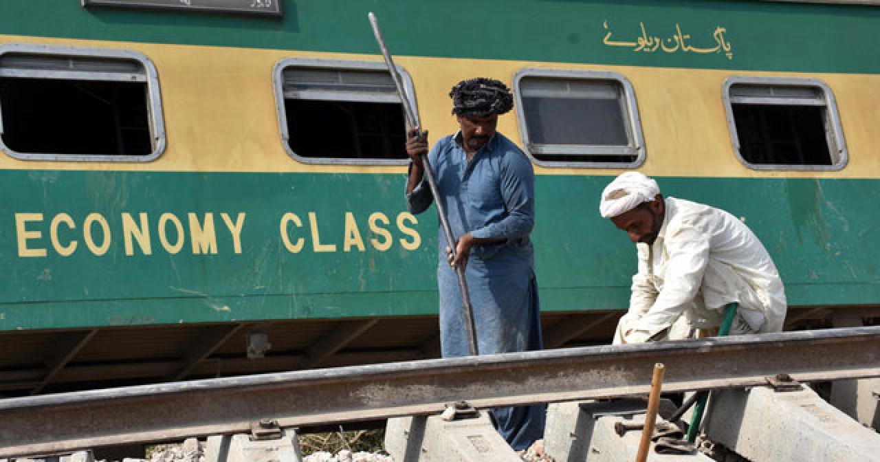 Pakistan&#039;da iki yolcu treni çarpıştı: Çok sayıda ölü ve yaralı var