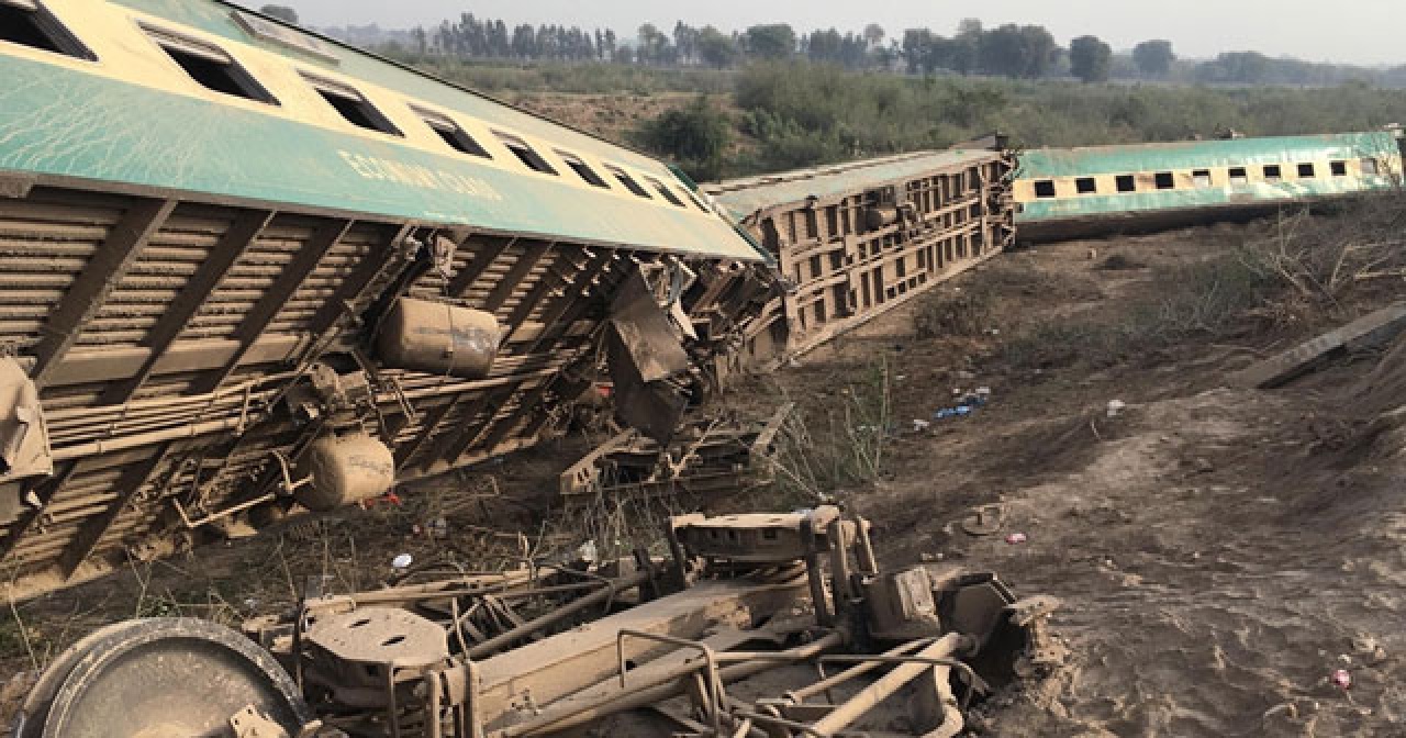 Pakistan&#039;da tren kazası: 30 ölü, 50 yaralı