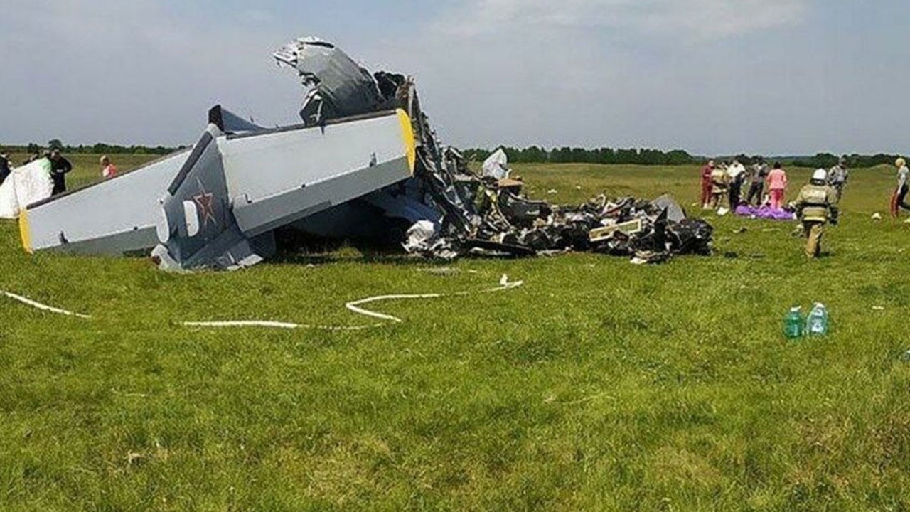 Rusya&#039;da paraşütçüleri taşıyan uçak düştü