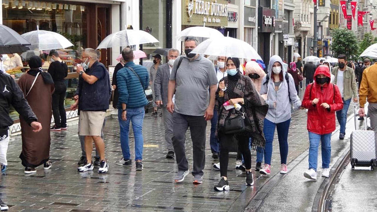 Sağanak ve rüzgar vatandaşlara zor anlar yaşattı