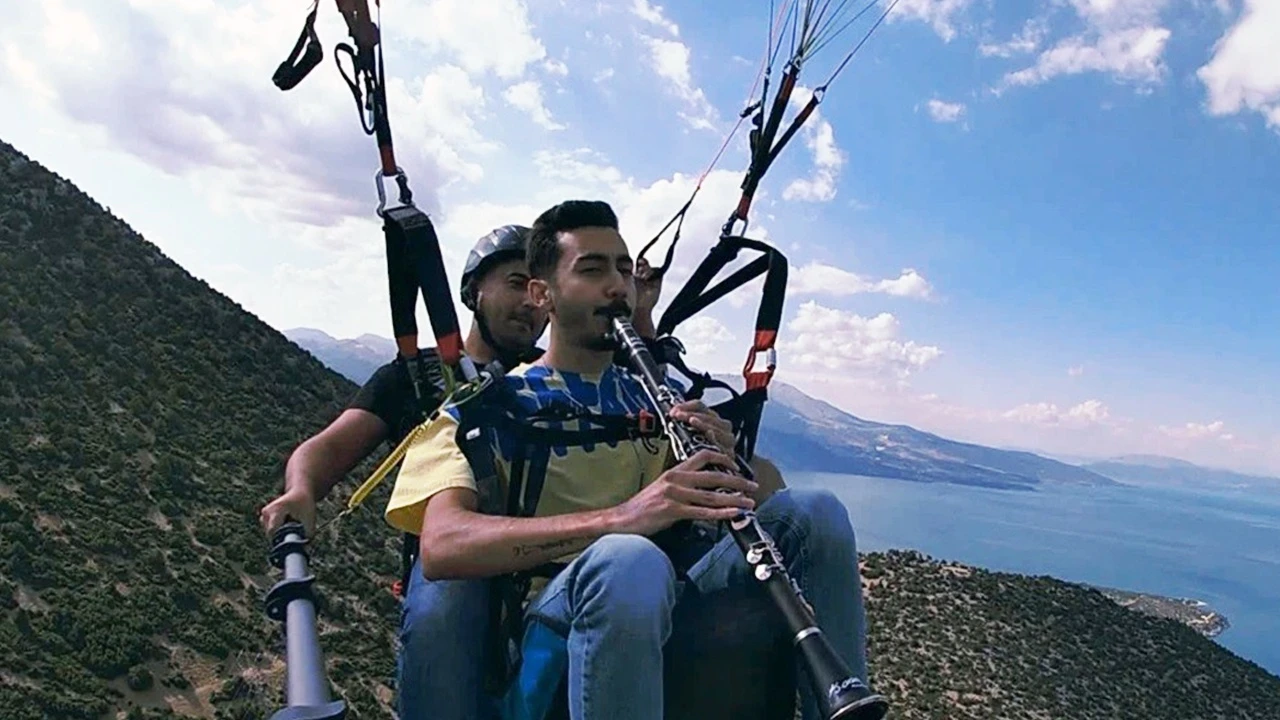 Su kaybına dikkat çekmek için gökyüzünde klarnet çaldı