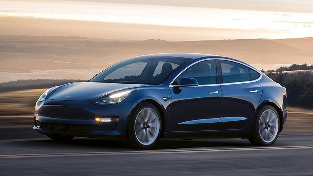 Tesla&#039;da güvenlik açığı: 285 bin aracı geri çağırıyor