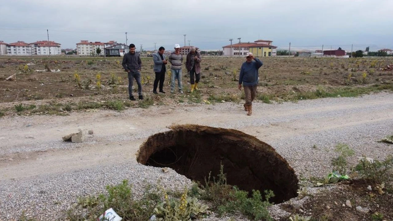 Vatandaş tedirgin: Yol ortasında oluştu, tam 2,5 metre