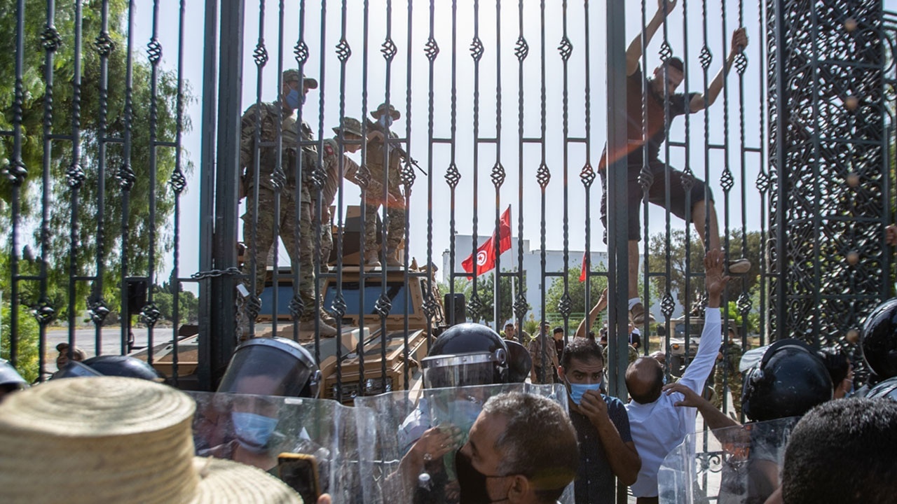 15 Temmuz gecesine ait görüntülerle darbeye karşı çıkıyorlar