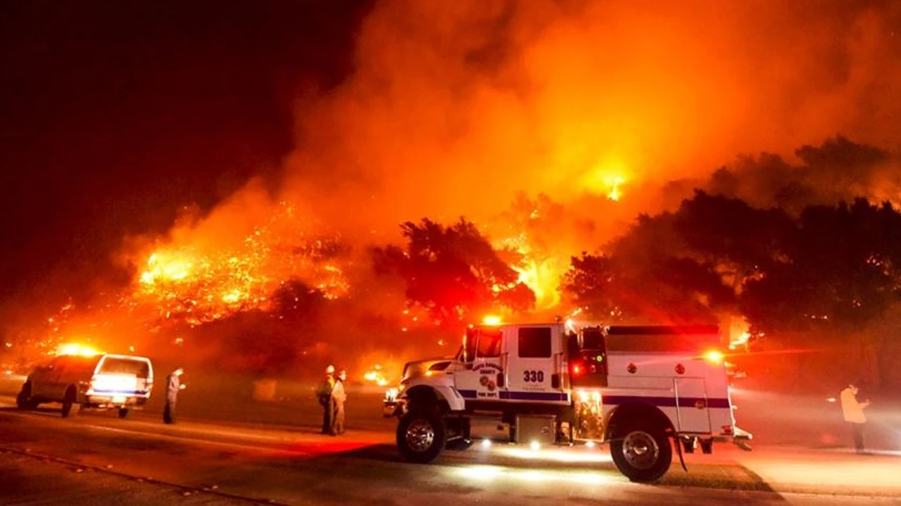 ABD alev alev yanıyor : California&#039;da 50 bin dönümden fazla alan kül oldu