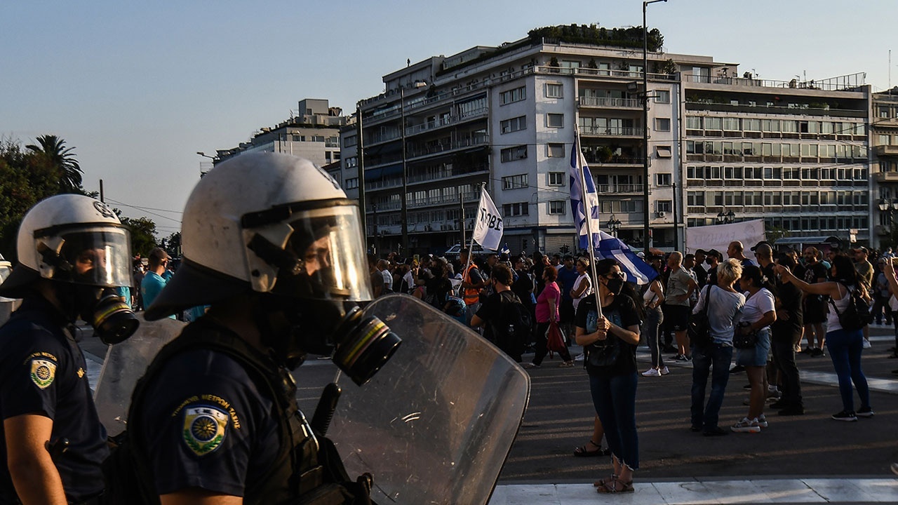 Atina&#039;da aşı karşıtlığı protestoları çatışmaya dönüştü