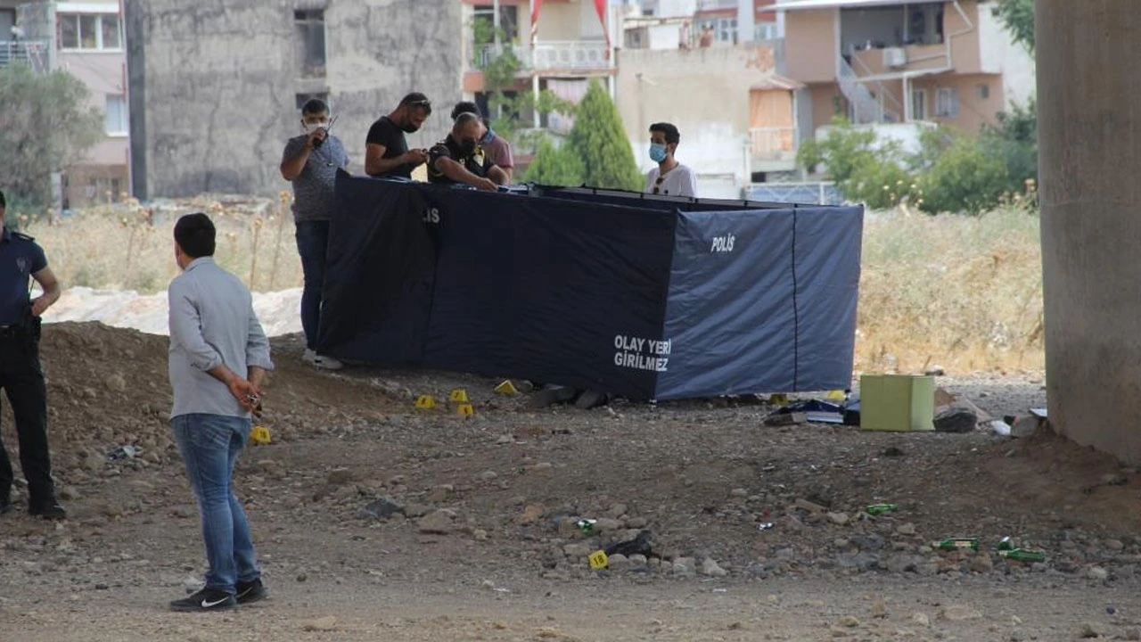 Başında darp izi olan bir kişi viyadük altında ölü bulundu