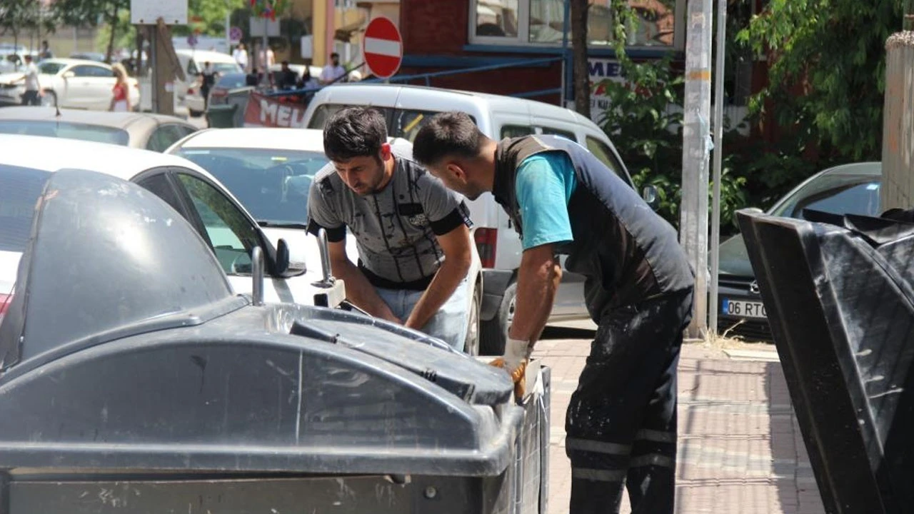 Bir poşet altınını çöp sanıp attığını eşinden öğrendi