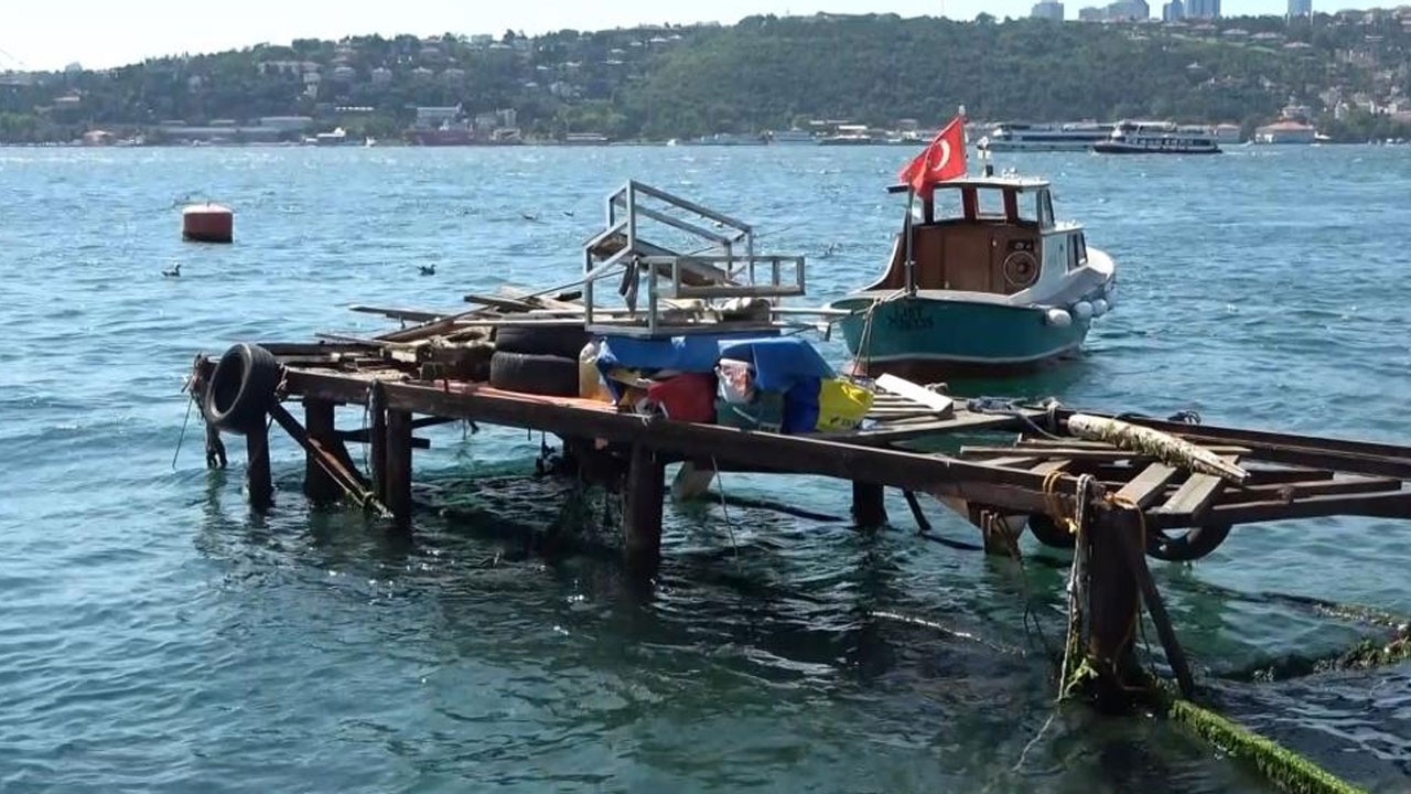 Boğazda hız sınırının üzerinde seyir: Dalga kafe ve balıkçıları vurdu