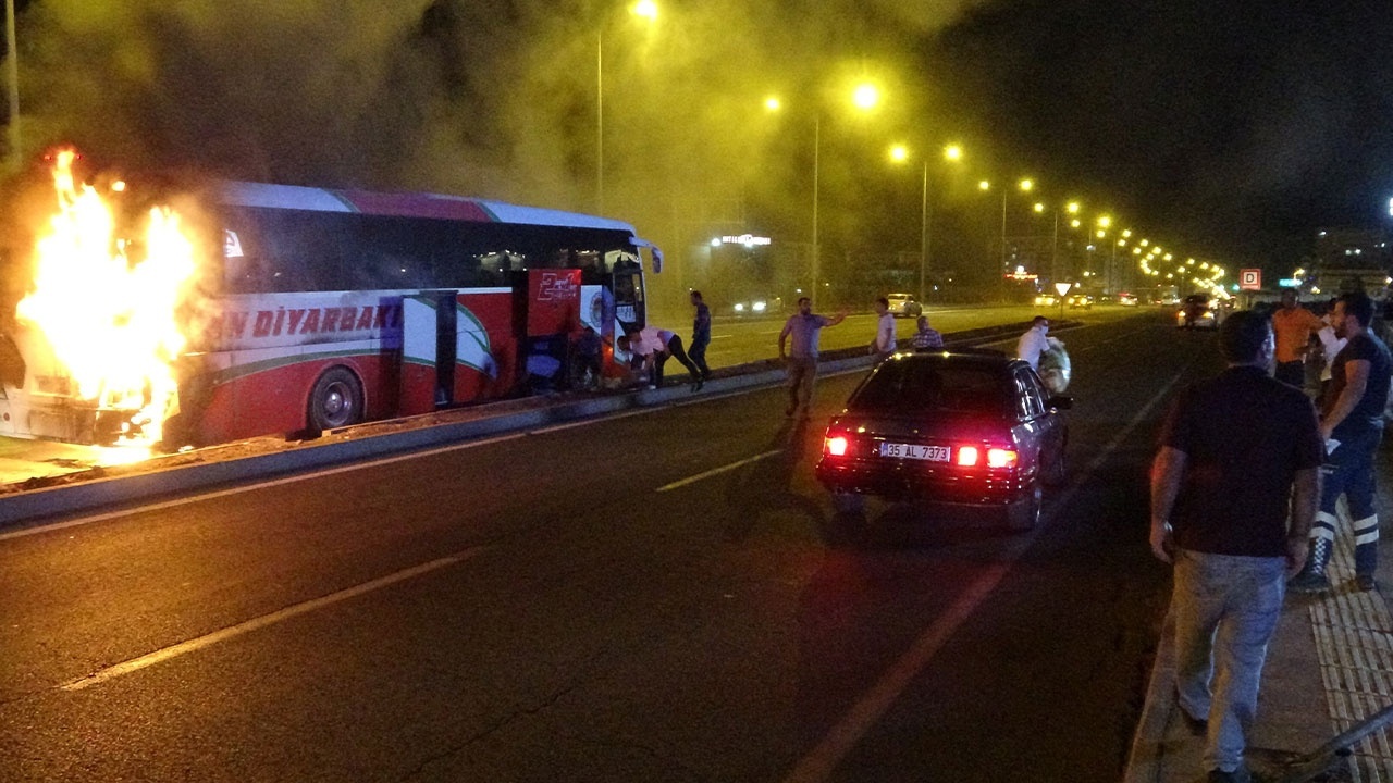 Diyarbakır’da seyir halindeki yolcu otobüsü yandı
