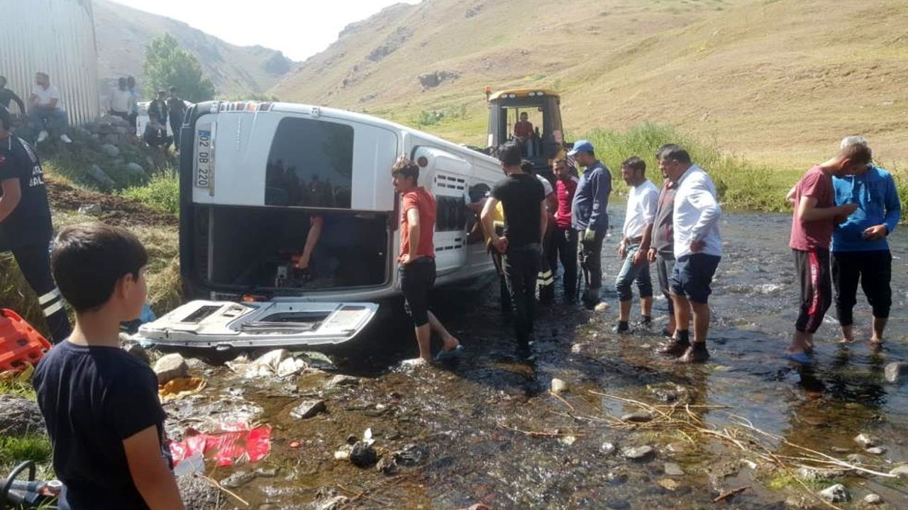 Düğün yolunda feci kaza: 2&#039;si ağır 13 yaralı