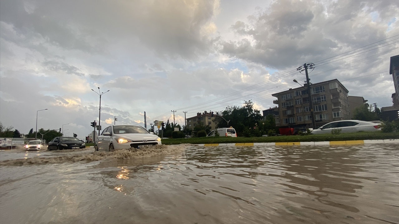 Edirne’de sağanak! Yollar göle döndü