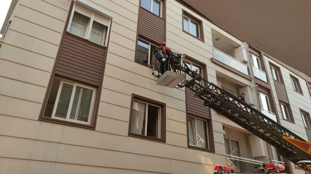 Ekipler oksijen tüpüyle içeri girdi, yaşlı kadının cenazesine ulaşıldı