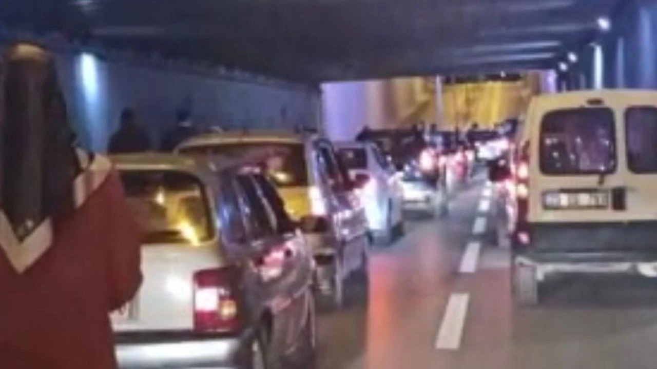 Elazığ’da yol kesip oyun oynadılar