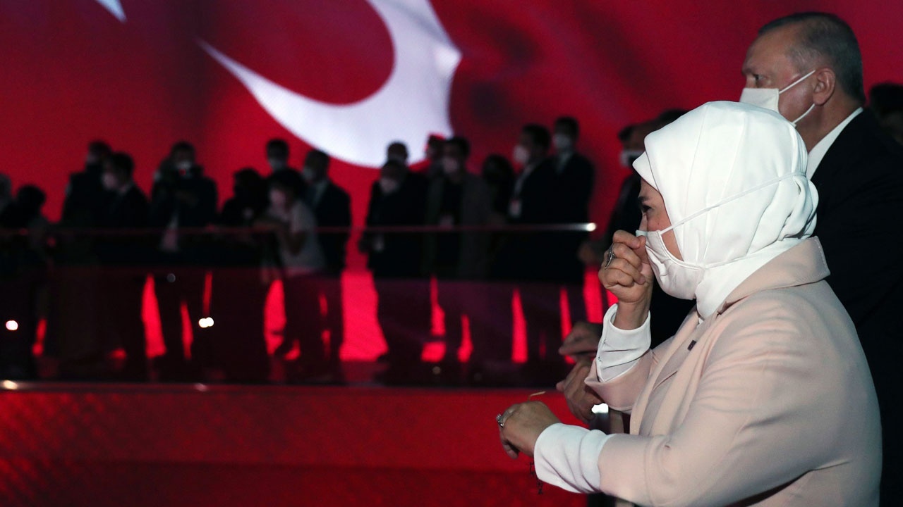 Emine Erdoğan 15 Temmuz Demokrasi Müzesi&#039;nde gözyaşlarını tutamadı