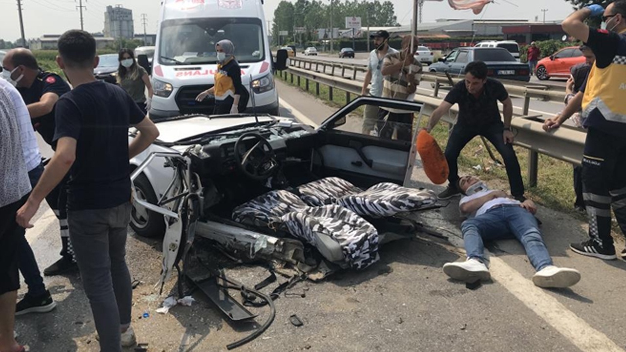 Feci kaza! Otomobil kağıt gibi ortadan ikiye bölündü: 6 kişi yaralandı