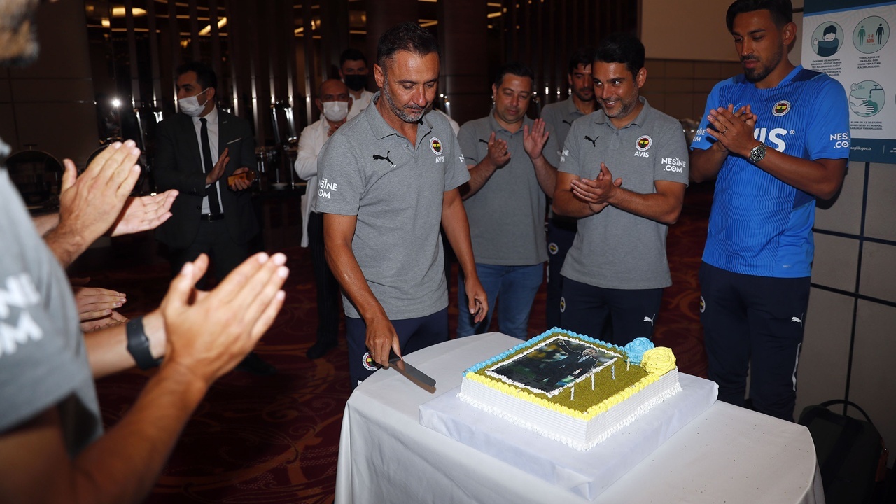 Fenerbahçe&#039;de teknik direktör Vitor Pereira&#039;ya sürpriz doğum günü kutlaması