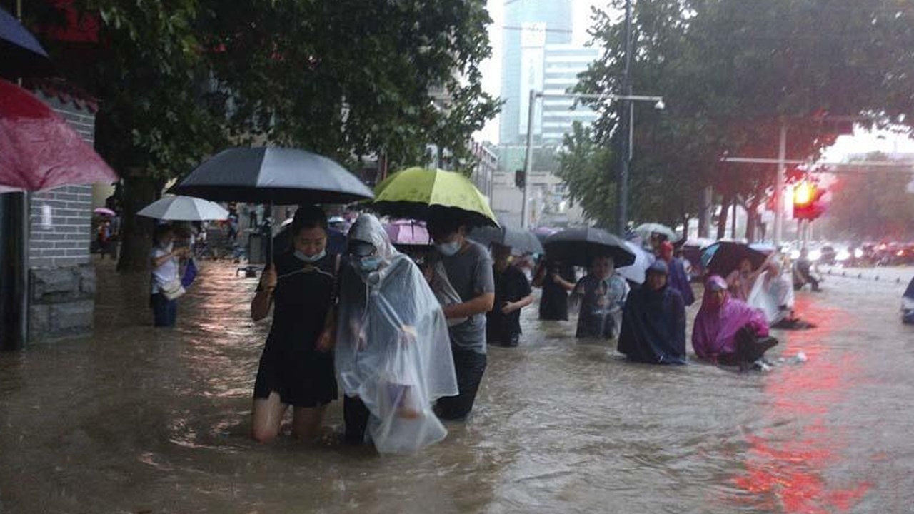 Fotoğraflar Çin&#039;den! Binlerce kişi sığınaklara taşındı