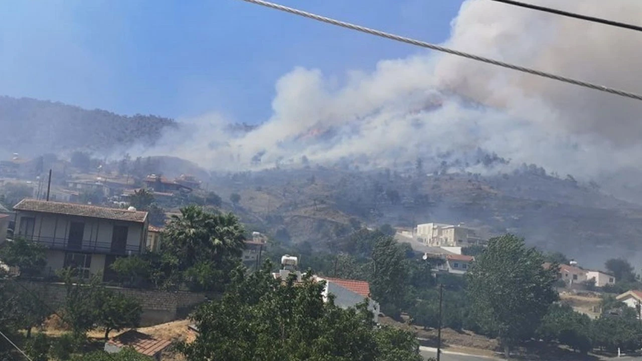 Güney Kıbrıs’ta yangın paniği